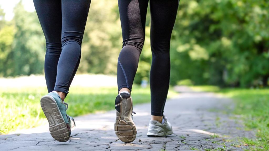 Cara Jalan Kaki untuk Usir Kolesterol, Cocok usai Makan Daging Kurban